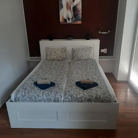 Cathlyn Apartment *