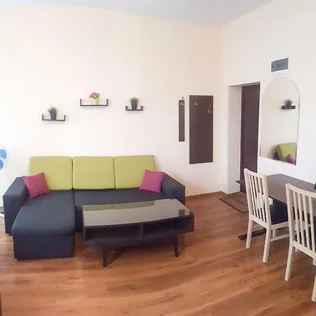 Cathlyn Apartment *