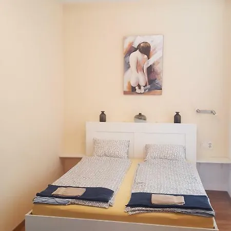 Cathlyn Apartment *